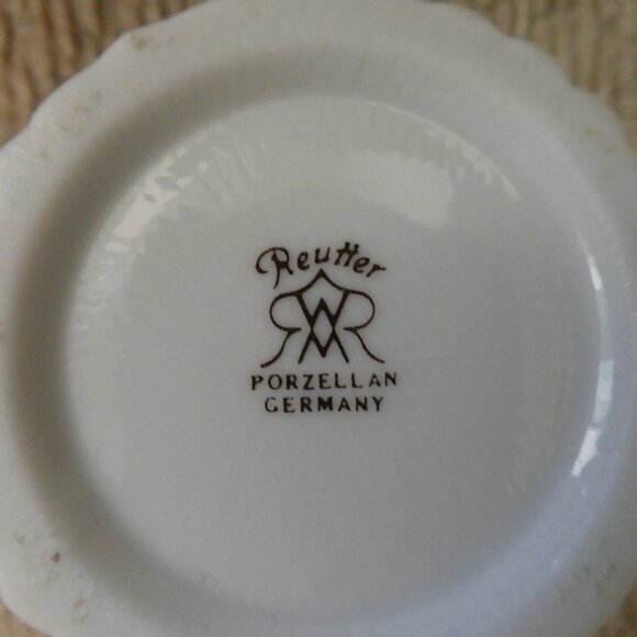 Vintage Reutter Porzellan of Germany Round Lidded Trinket Box - Picture 7 of 7